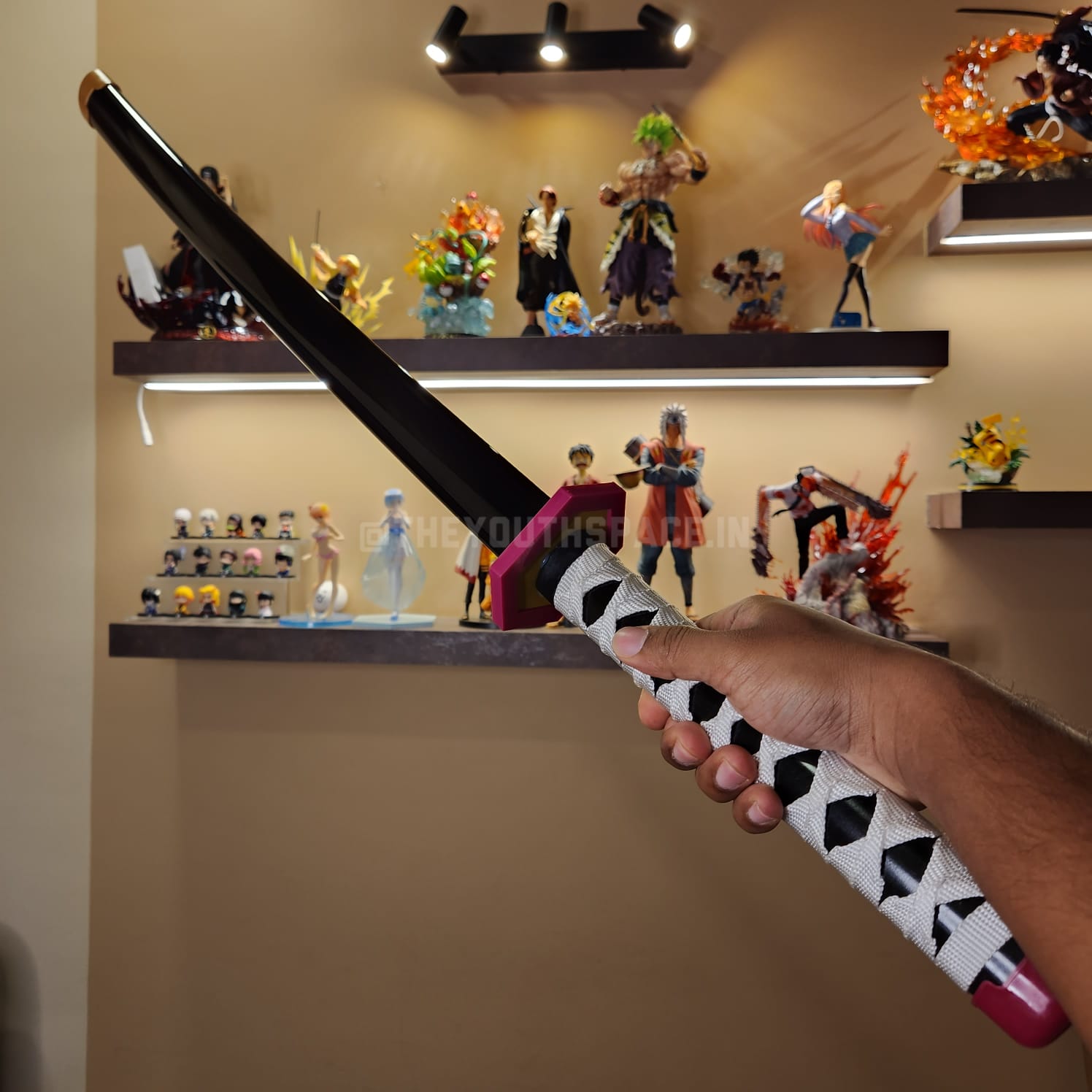Giyu Tomioka's wooden practice katana (104cms)
