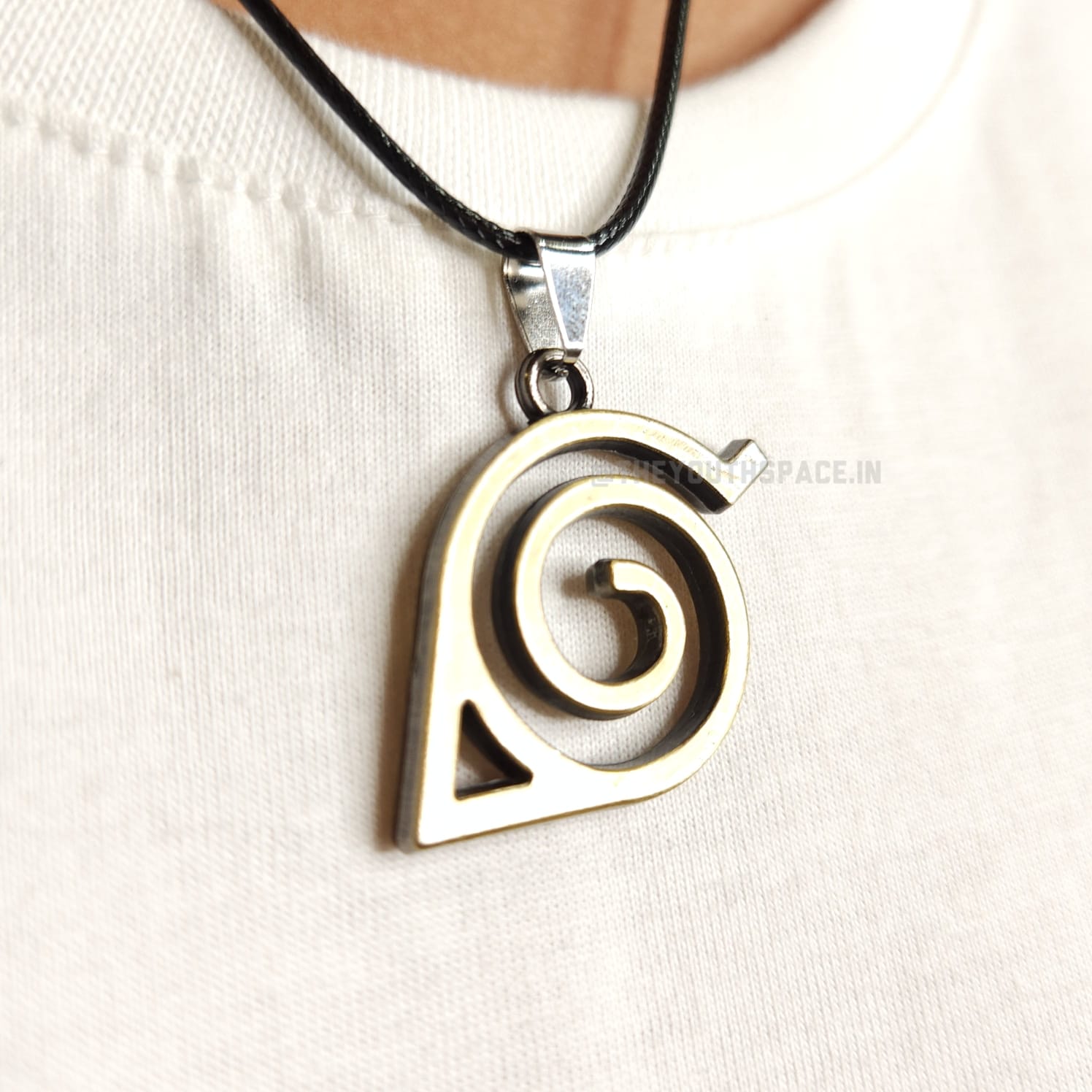 Konoha leaf pendant (bronze)