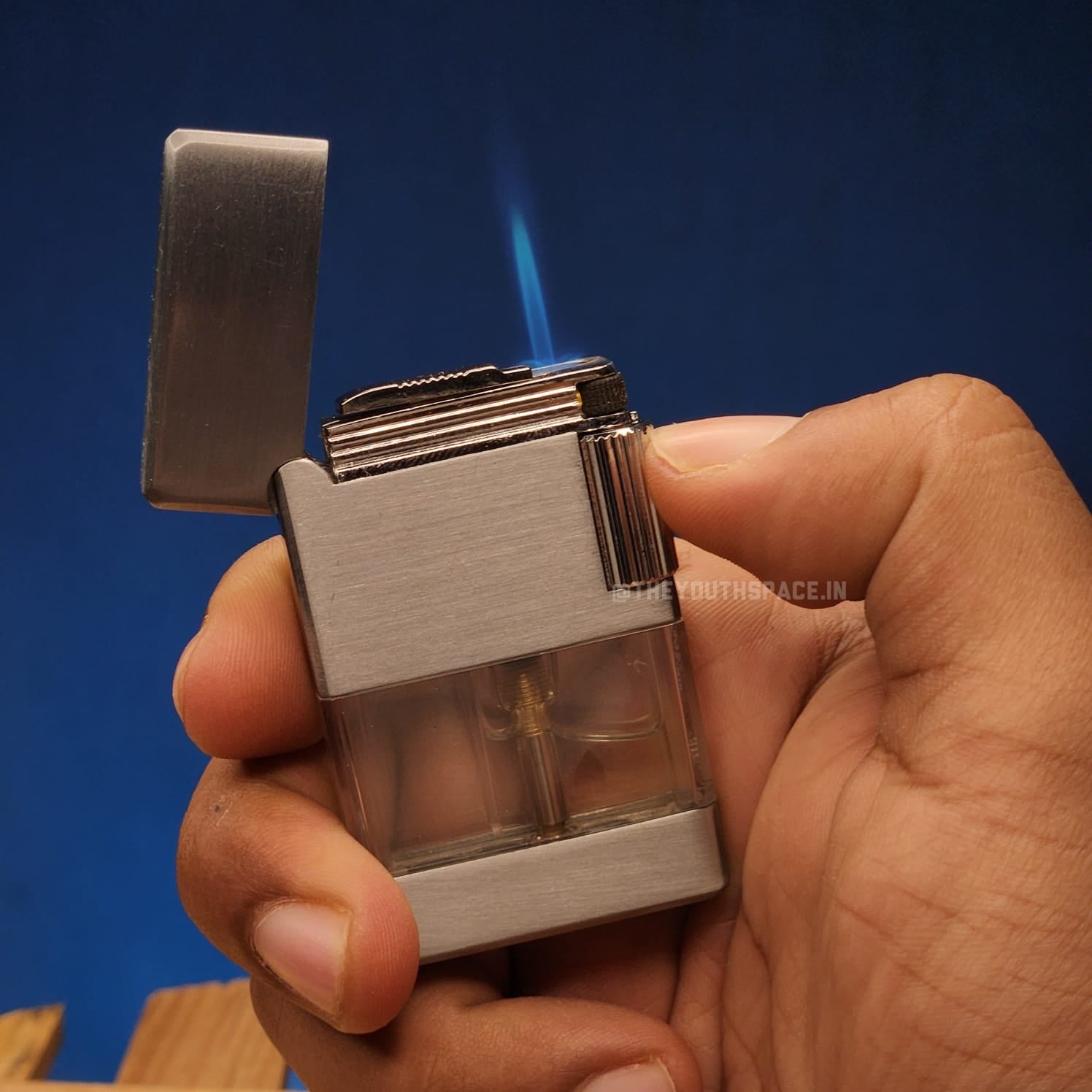 Dual Flame Mode Sleek Lighter (Metallic; Golden)
