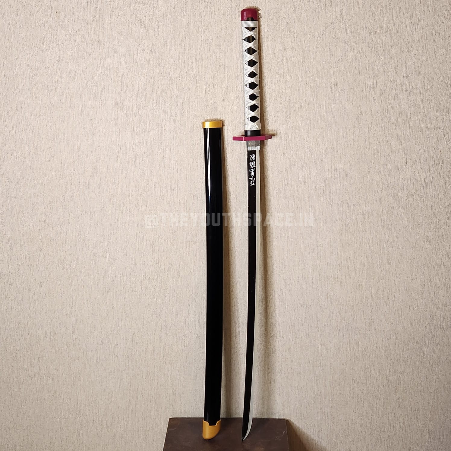 Giyu Tomioka's wooden practice katana (104cms)