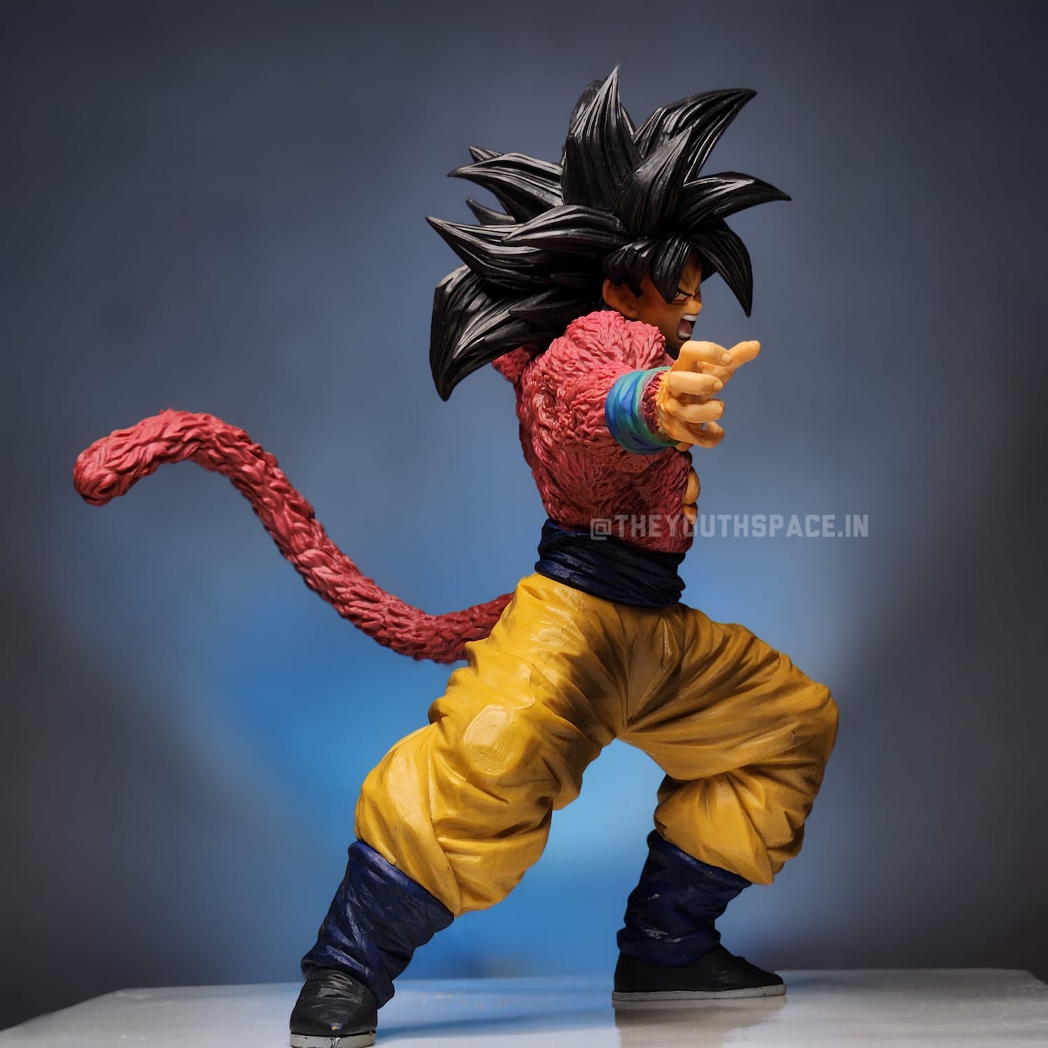 Goku SSJ 4 figure